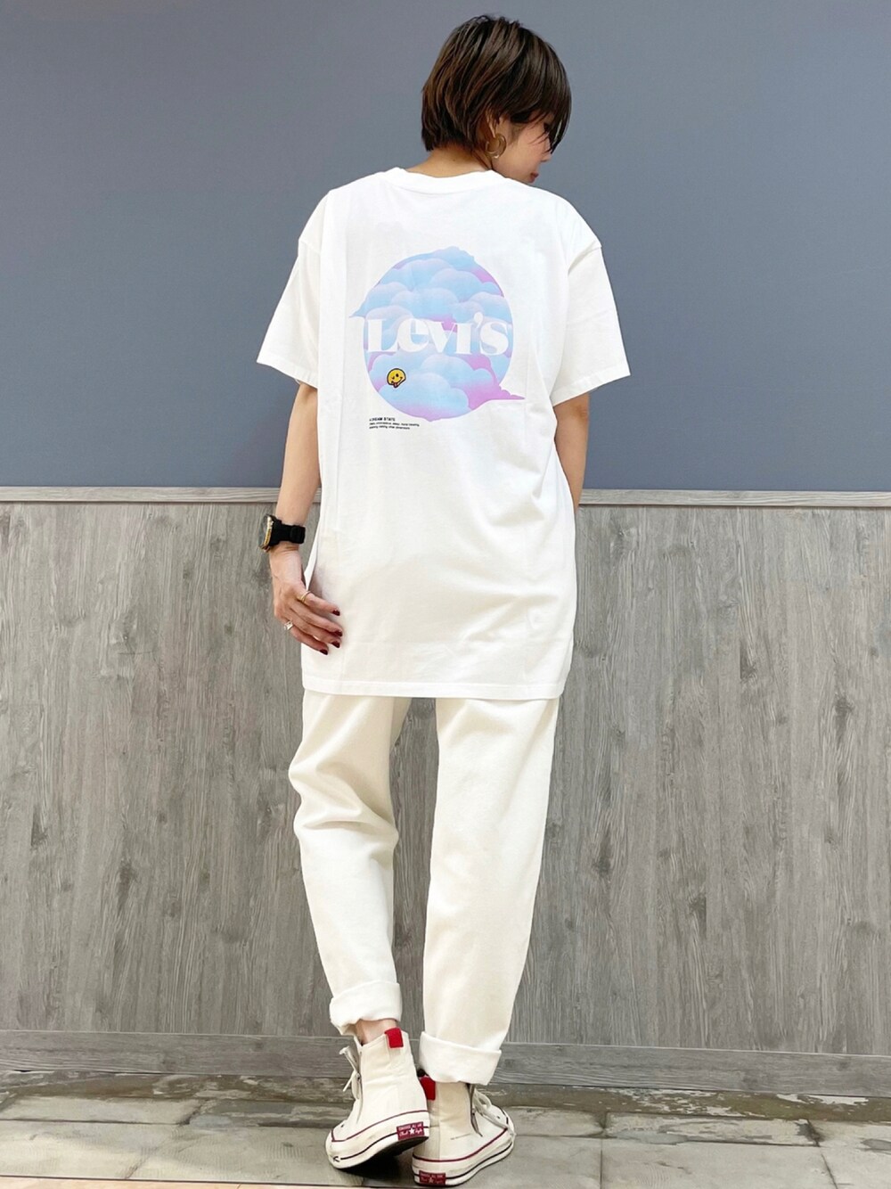 ホワイト系のTシャツ/カットソー、ホワイト系のその他パンツ、ホワイト系のシューズを着用したレディースの夏コーディネートの1枚目の写真