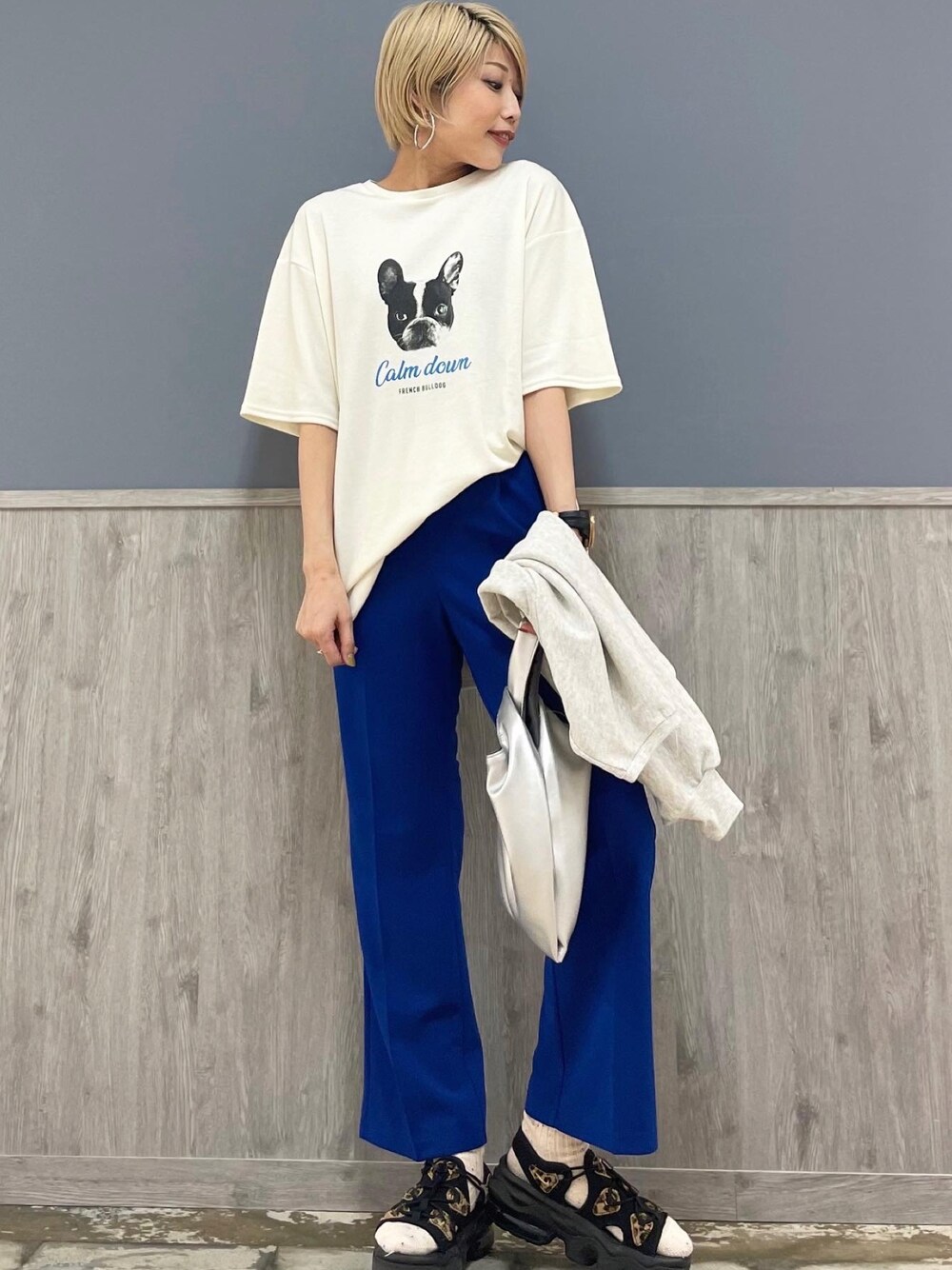 ホワイト系のTシャツ/カットソー、シルバー系のショルダーバッグ、ブルー系のその他パンツを着用したレディースの夏コーディネートの1枚目の写真