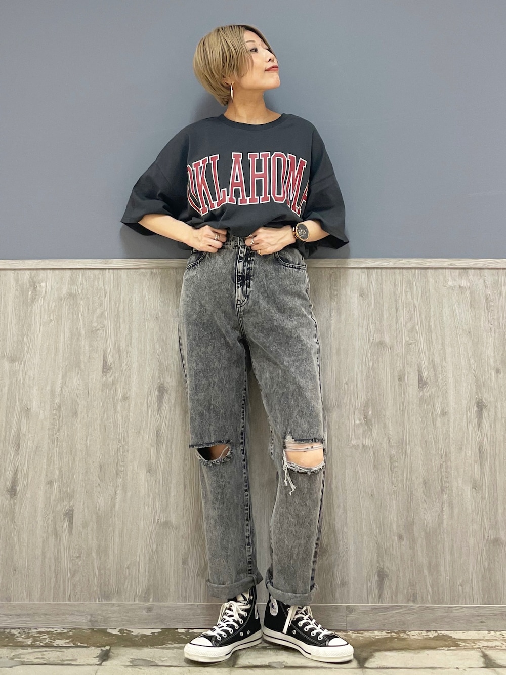 グレー系のTシャツ/カットソー、ブラック系のデニムパンツ、ブラック系のスニーカーを着用したレディースの夏コーディネートの1枚目の写真