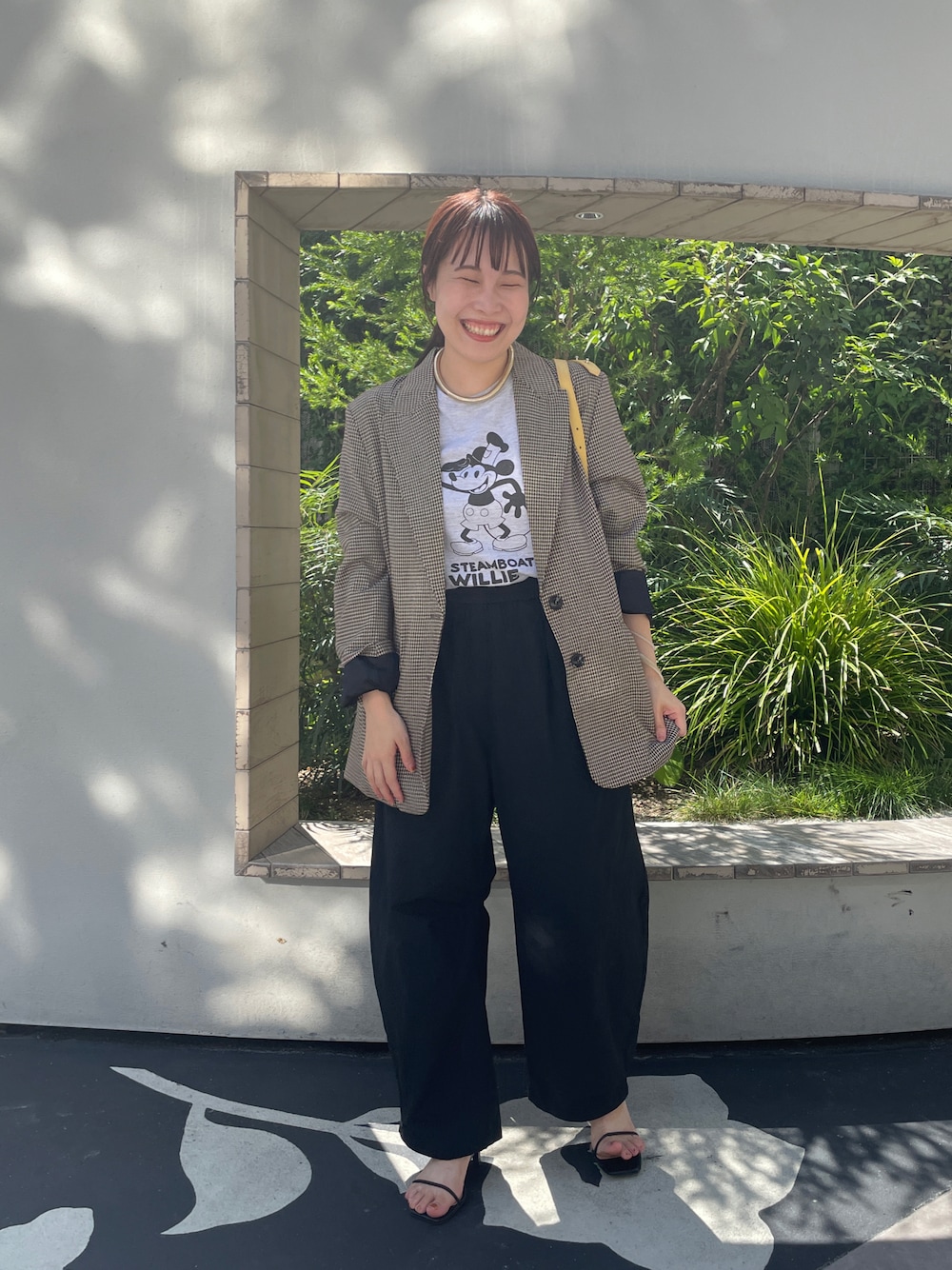 「大人カジュアル、大人かわいい、カーブパンツ、カーゴパンツ、ジャケットコーデ、ジャケットスタイル、ロゴT、パワショル、骨格ウェーブ、秋コーデ」｜「Omekashiのパワショルテーラードジャケット（テーラードジャケット、ブラウン系）」を使った、YUKO ONOさん（レディース・155cm）の夏コーディネートの1枚目の写真