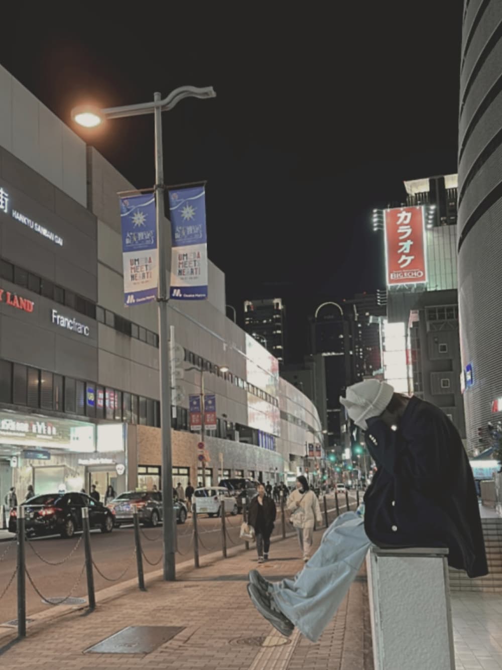 「テーラードジャケット、デニムパンツ、きれいめカジュアル、春服コーデ、紺ブレ、maisonspecial、stein、New Balance、neez.」｜「Charles Jeffrey LoverboyのCHUNKY EARS BEANIE（ニットキャップ/ビーニー、ホワイト系）」を使った、つかささん（メンズ・170cm）の春コーディネートの1枚目の写真