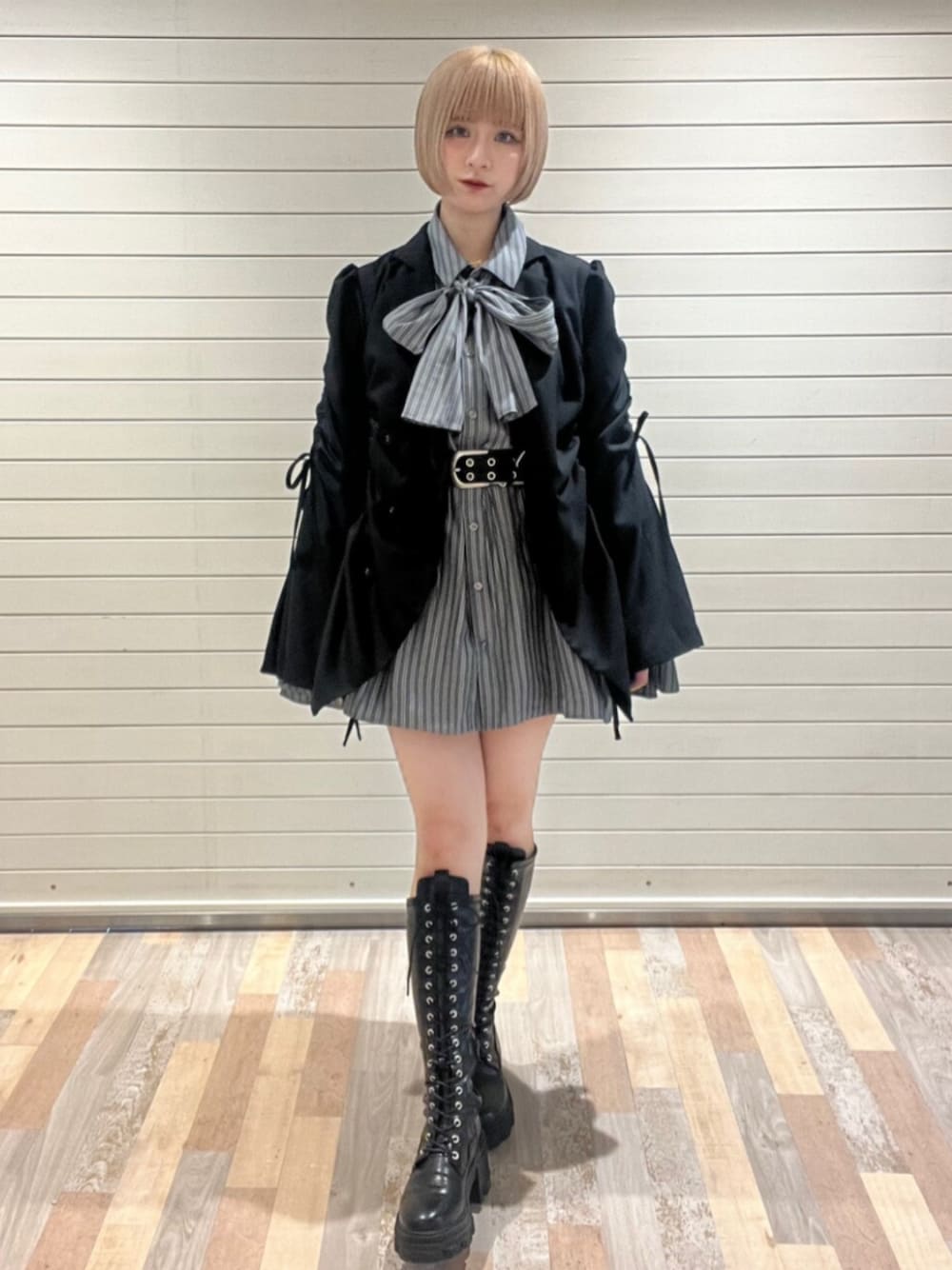 ブラック系のブーツ、ブラック系のテーラードジャケット、グレー系のシャツ/ブラウスを着用したレディースの秋コーディネートの1枚目の写真