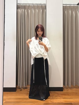 「URBAN RESEARCH（アーバンリサーチ）のラミーレーヨンギャザーヘムシャツ（シャツ/ブラウス、ホワイト系）」を使った、菜乃さん（レディース・155cm）の春コーディネート