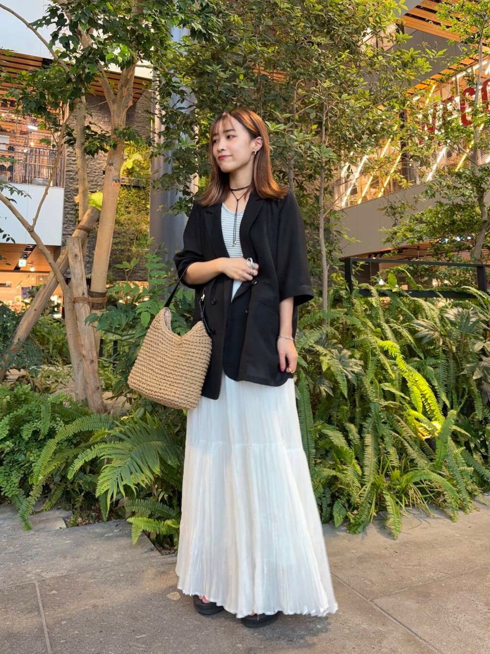「アーバンリサーチ、Tシャツ、きれいめカジュアル、URBANRESEARCH、サンダル、低身長、OOFOS、休日スタイル、モノトーンコーデ、ジャケットコーデ、155cm、イエベ、骨格ウェーブ、下半身太め」｜「RODE SKOのプチワンハンドルペーパートートバッグ（トートバッグ、イエロー系）」を使った、菜乃さん（レディース・154cm）の夏コーディネートの1枚目の写真