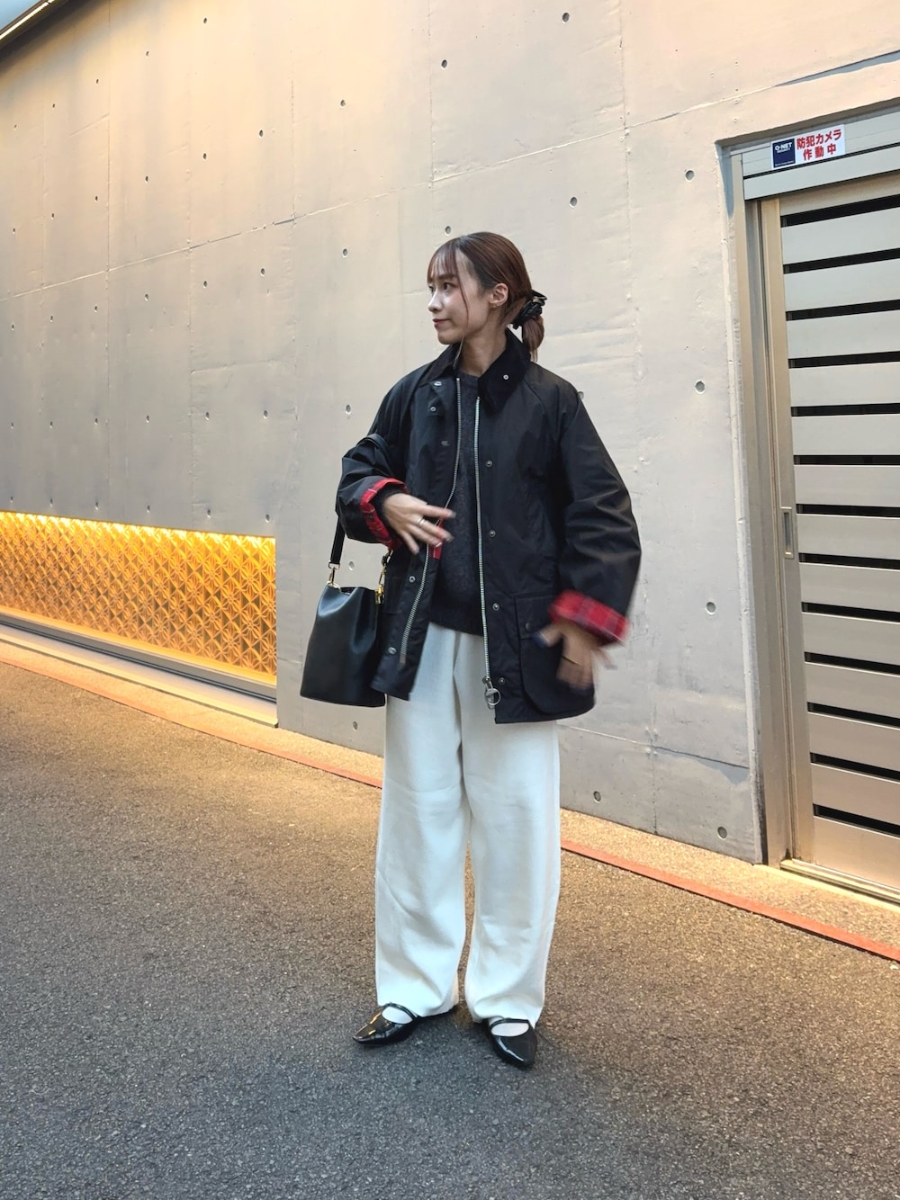 グレー系のニット/セーター、ブラック系のテーラードジャケット、ホワイト系のその他パンツを着用したレディースの秋コーディネートの1枚目の写真