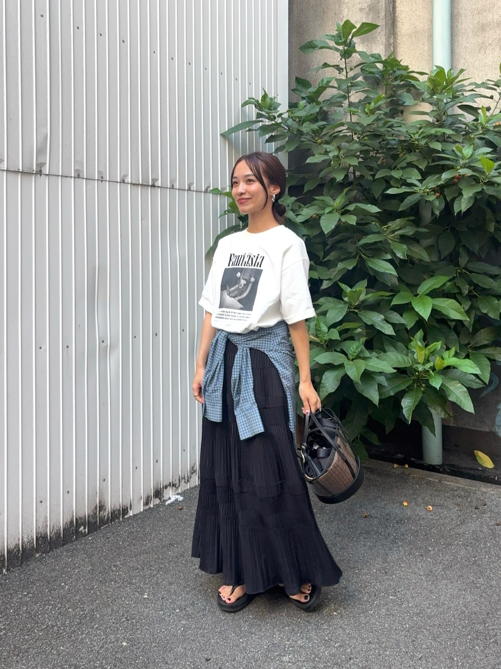 その他のTシャツ/カットソー、ブラック系のスカート、ブラック系のサンダルを着用したレディースの夏コーディネートの1枚目の写真