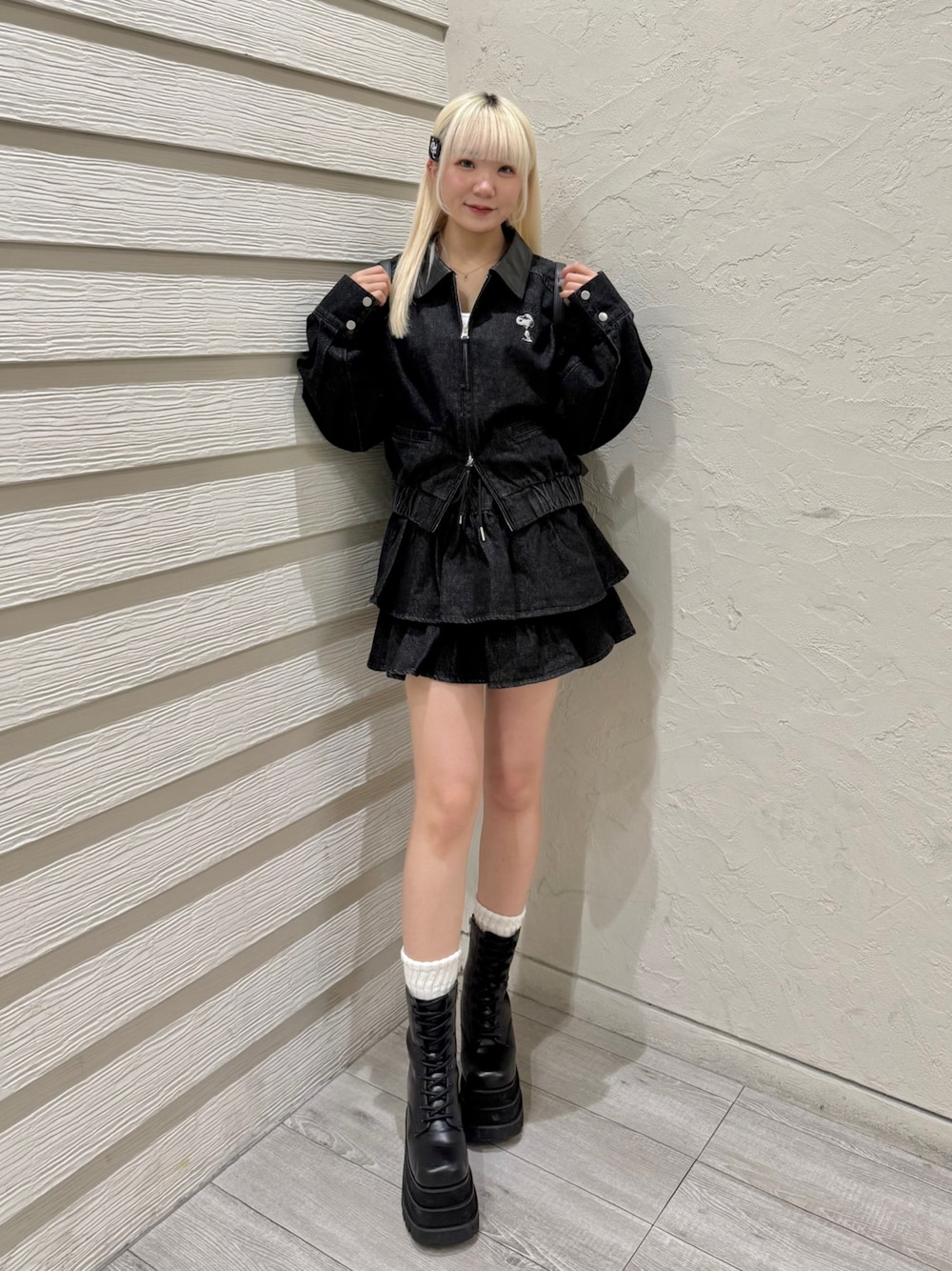 ブラック系のバックパック/リュック、ホワイト系のキャミソール、ブラック系のスカートを着用したレディースの秋コーディネートの1枚目の写真