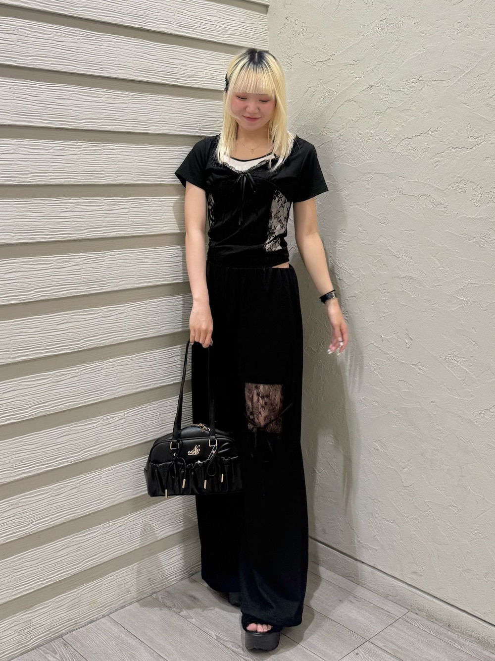 ブラック系のスウェットパンツ、ブラック系のTシャツ/カットソー、ブラック系のボストンバッグを着用したレディースの春コーディネートの1枚目の写真