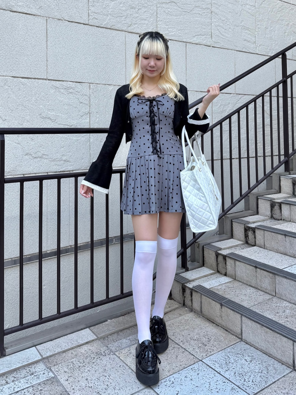「オリーブ デ オリーブ(OLIVE des OLIVE)、高身長女子、骨格ストレート、モノトーン、モノトーンコーデ、ドット、ワンピース、キャミワンピ、ボレロ、ガーリー、韓国ファッション、参戦服、夏コーデ、トートバッグ、プチプラ」｜「OLIVE des OLIVEのレースアッププリーツキャミワンピース（ワンピース、その他）」を使った、naoさん（骨格ストレート・レディース・163cm）の夏コーディネートの1枚目の写真