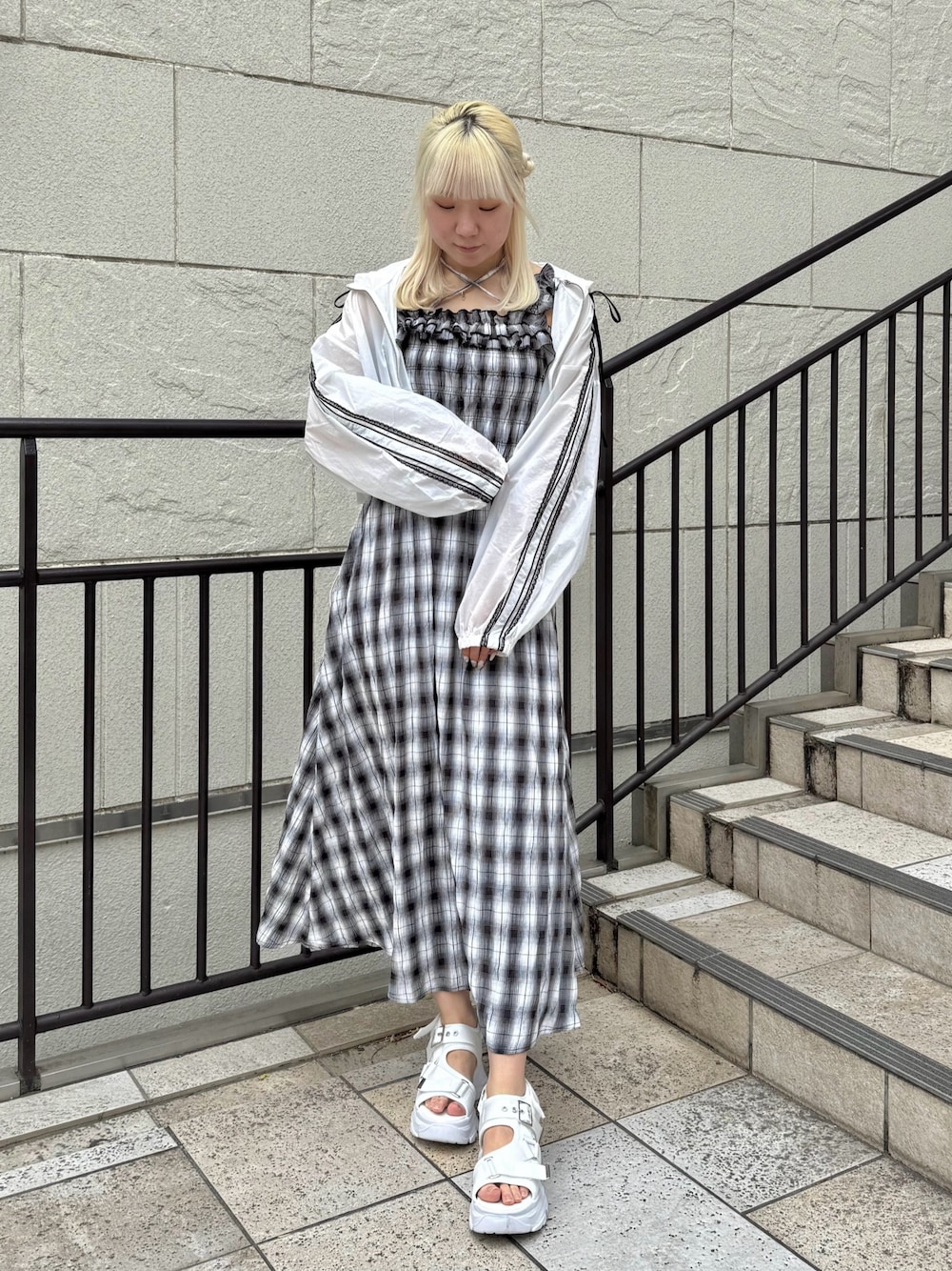 「OLIVE des OLIVE、オリーブ デ オリーブ(OLIVE des OLIVE)、高身長女子、骨格ストレート、ワンピース、ブルゾン、スポーツサンダル、サンダル、お出かけコーデ、リボン、モノトーン、夏コーデ、春コーデ、春夏コーデ、プチプラ」｜「OLIVE des OLIVEの【温度調節におすすめ】ライン袖シアブルゾン（ブルゾン、ホワイト系）」を使った、naoさん（骨格ストレート・レディース・163cm）の春コーディネートの1枚目の写真