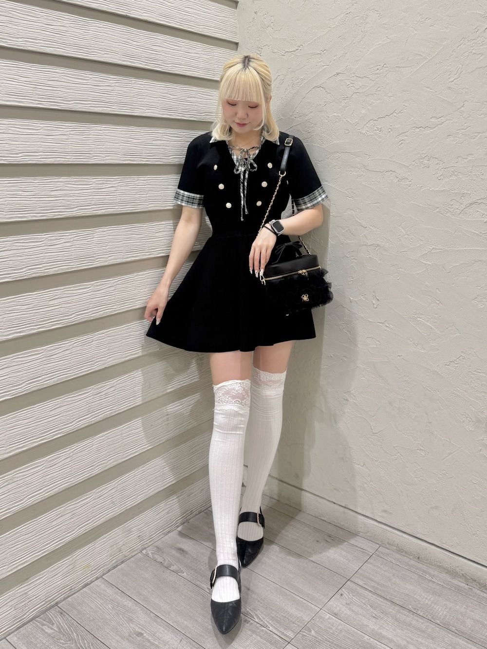ブラック系のワンピース、ブラック系のキャミソール、ブラック系のショルダーバッグを着用したレディースの春コーディネートの1枚目の写真