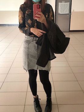 「アイテム（デニムスカート、グレー系）」を使った、理知さん（レディース・174cm）の秋コーディネート