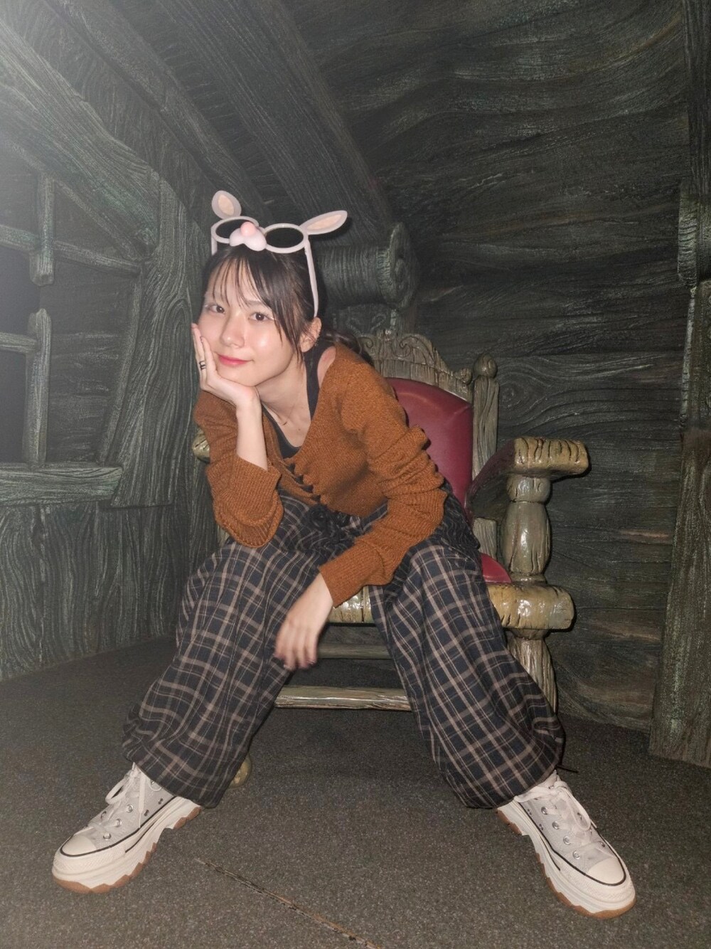 「PAGEBOY、おでかけコーデ、低身長女子、おしゃれさんと繋がりたい、ストリート、ショート丈トップス、骨格ウェーブ、ブラウン、インスタフォローしてね！、instagramフォローお願いします、マイベストコーデ2024」｜「PAGEBOYのレースUPニット×タンクSET2（ニット/セーター、オレンジ系）」を使った、凜花/RINKAさん（レディース・152cm）の冬コーディネートの1枚目の写真