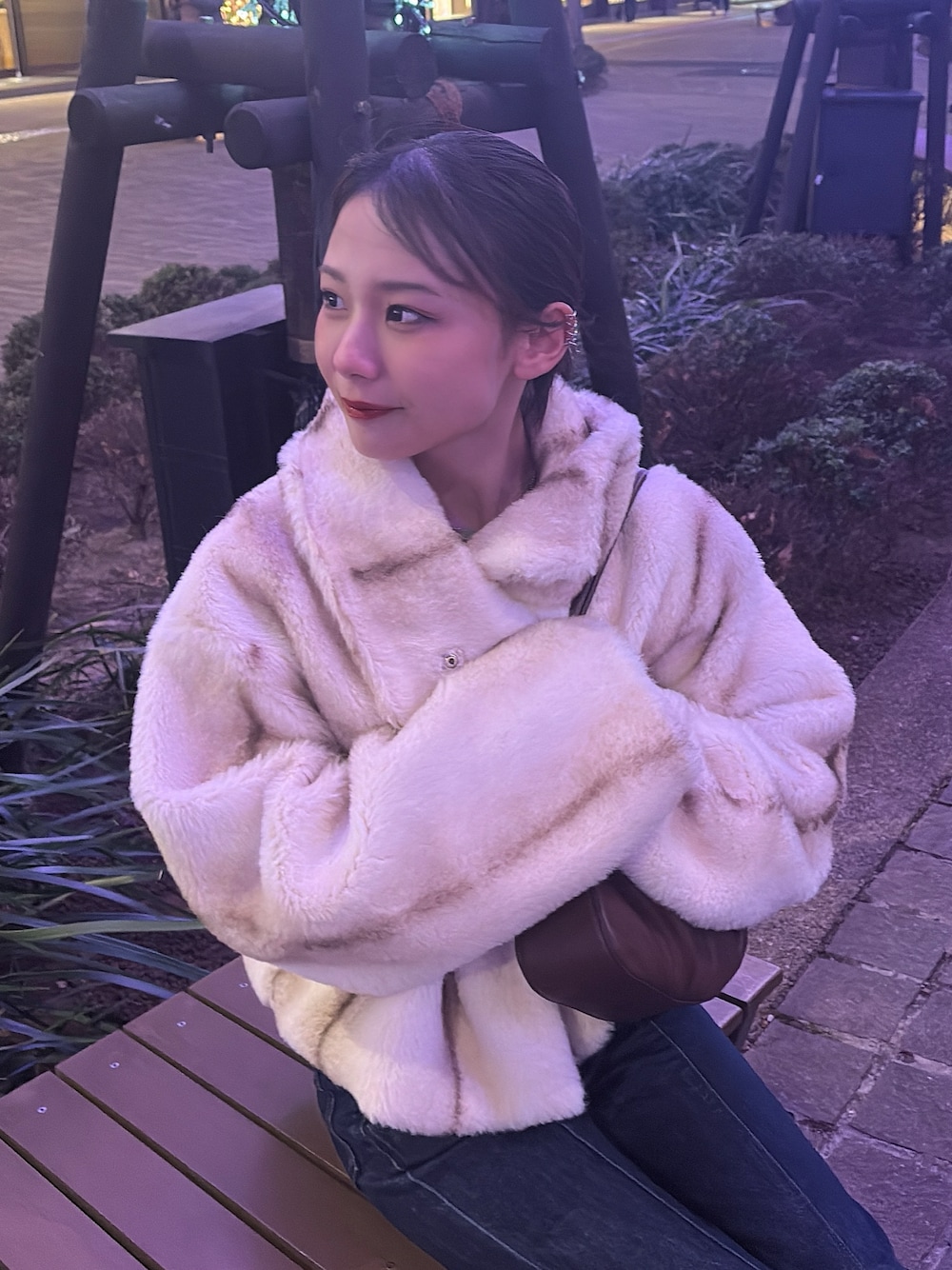 「きれいめカジュアル、大人カジュアルコーデ、休日コーデ、冬のコーデ、ウェーブ、ブルべ夏、アウターコーデ、デート、いいね、save、フォローお願いします🤑、冬アウター、冬、インスタフォローしてね！」｜「PAGEBOYのフロントスリットジーンズ (フレアデニム)（デニムパンツ、ブルー系）」を使った、凜花/RINKAさん（骨格ウェーブ・レディース・152cm）の冬コーディネートの1枚目の写真