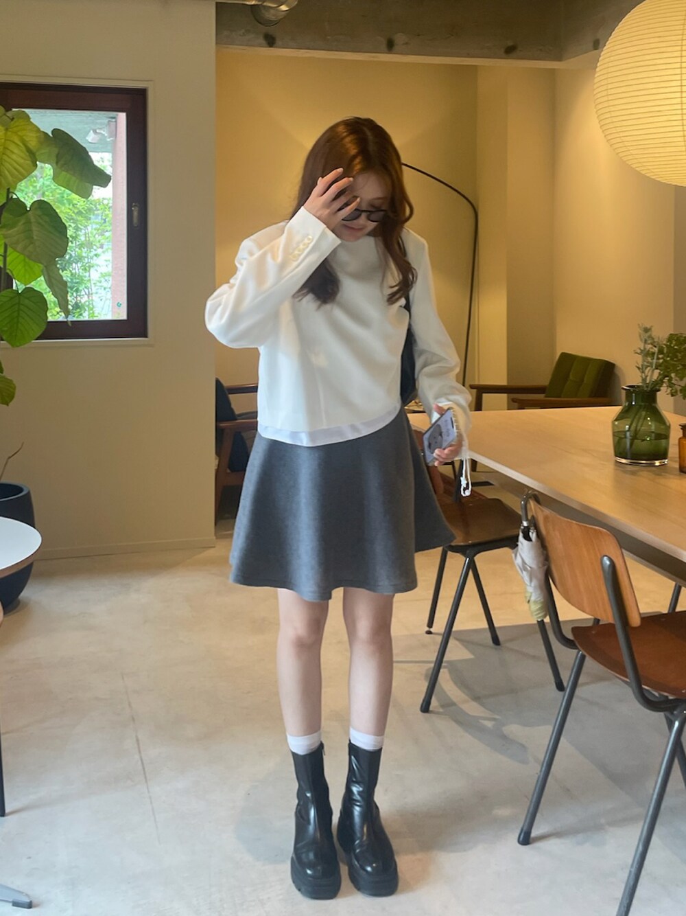 「今日のコーデ、キレイめカジュアル、スカート、スカートスタイル、ワンピース、ワンピーススタイル、ブーツ、ショートブーツ、サングラス、サングラススタイル」｜「SLYのCHUNK SOLE SIDE GORE BOOTS チャンクソール サイドゴアブーツ ボリュームソール 厚底（ブーツ、ブラック系）」を使った、ユナさん（骨格ストレート・レディース・162cm）の春コーディネートの1枚目の写真