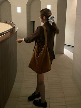 「アイテム（シュシュ）」を使った、ユナさん（レディース・162cm）の秋コーディネート