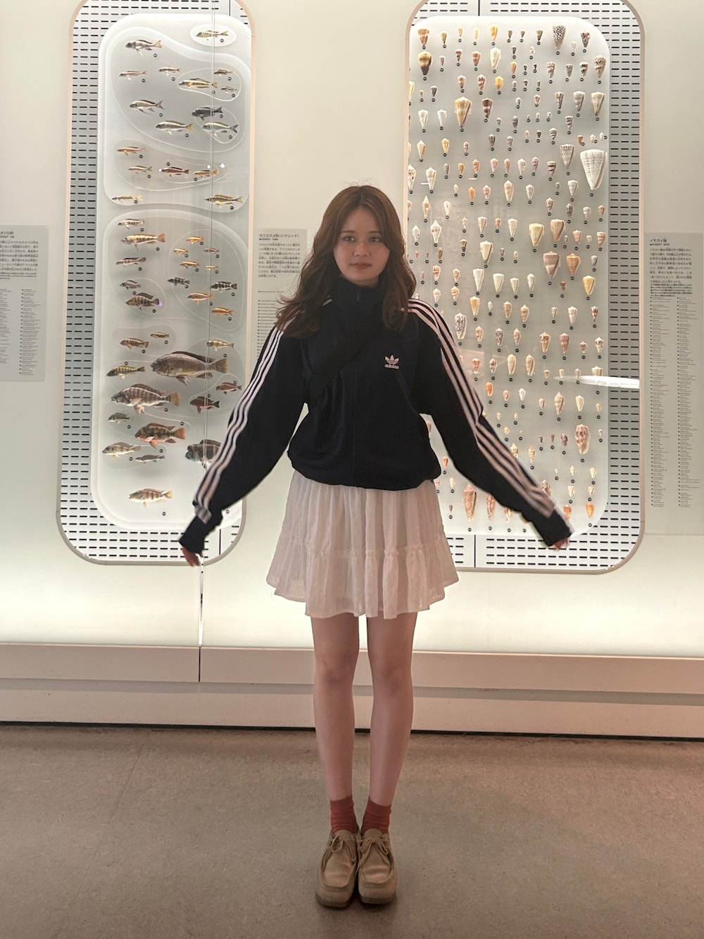 「お出かけコーデ、梅雨コーデ、ガーリー、アディダス、アディダスオリジナルス、ジャージ、スカート、スカートスタイル」｜「GUのアイテム（シューズ、ベージュ系）」を使った、ユナさん（骨格ストレート・レディース・162cm）の夏コーディネートの1枚目の写真