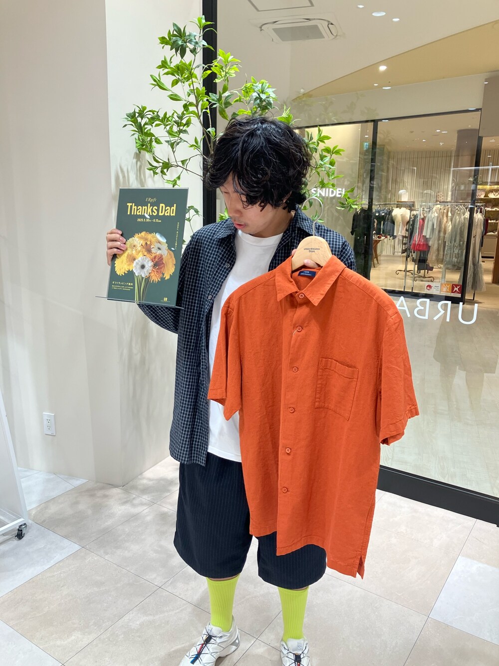 オレンジ系のシャツ/ブラウスを着用したメンズの夏コーディネートの1枚目の写真