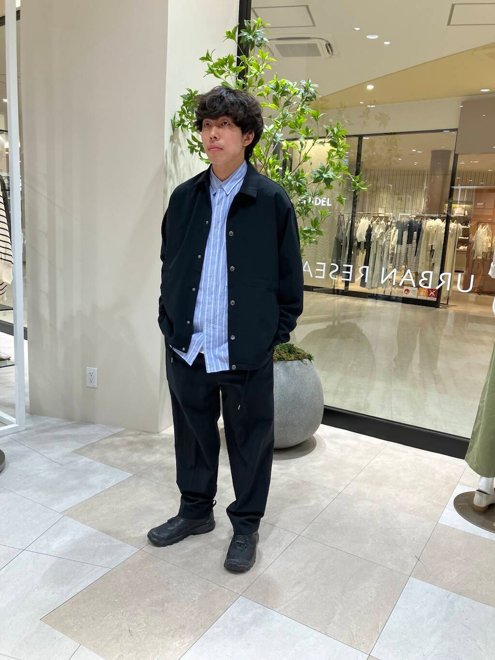 ブラック系のブルゾンを着用したメンズの春コーディネートの1枚目の写真