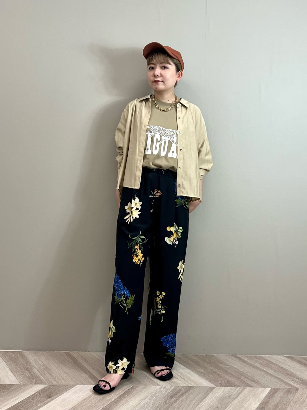 ベージュ系のシャツ/ブラウス、ベージュ系のTシャツ/カットソー、その他のその他パンツを着用したレディースの秋コーディネートの1枚目の写真