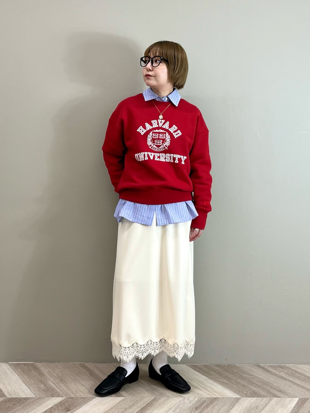 ブルー系のシャツ/ブラウス、レッド系のスウェット、ホワイト系のスカートを着用したレディースの冬コーディネートの1枚目の写真