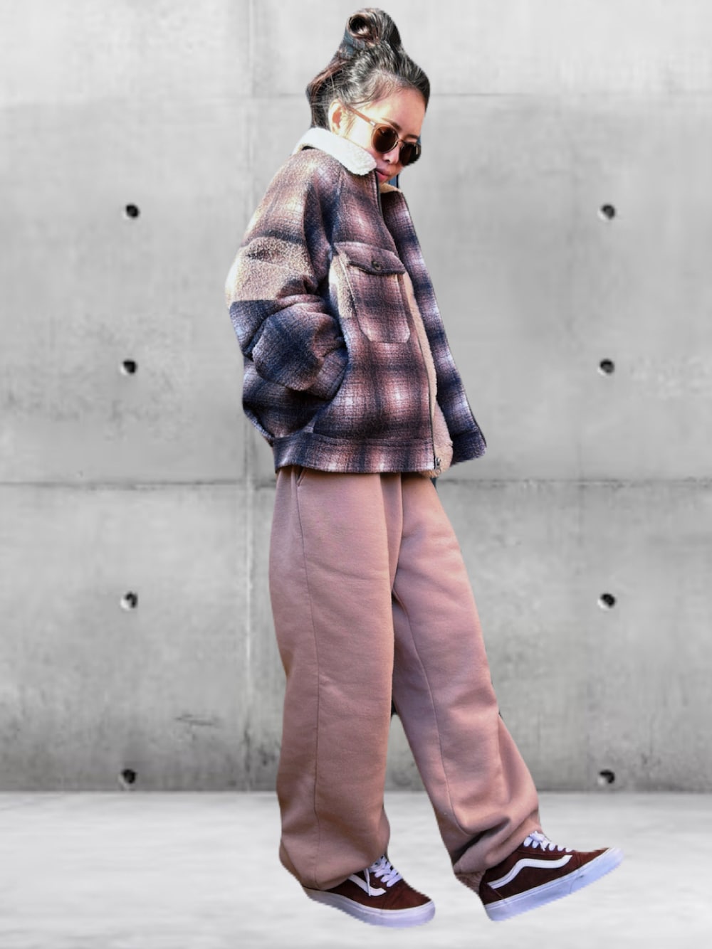 ブラウン系のスニーカー、ブラウン系のジャケット/アウターを着用したレディースの冬コーディネートの1枚目の写真