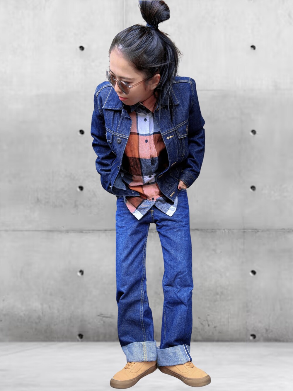 「デニムジャケット、デニムパンツ、デニム、秋コーデ、秋のコーデ、LEE、VANS、カジュアル、カジュアルコーデ、チェックシャツ、低身長コーデ、オレンジ、デニム×デニム」｜「VANSのアイテム（スニーカー、ベージュ系）」を使った、YuI▶︎▶︎さん（レディース・153cm）の秋コーディネートの1枚目の写真
