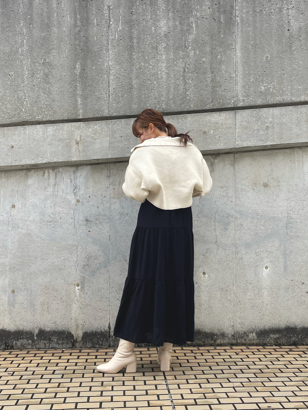 「秋のコーデ、秋服、シンプル、ブラック、ワンピース、黒ワンピ、カーディガン、ハイウエスト、ラブアンドピース2021、ニット、ブーツ、レザーブーツ、白ブーツ」｜「w closetの7G片畦ドルマン襟付きカーディガン（カーディガン/ボレロ、ベージュ系）」を使った、erina yamshitaさん（レディース・160cm）の秋コーディネートの1枚目の写真