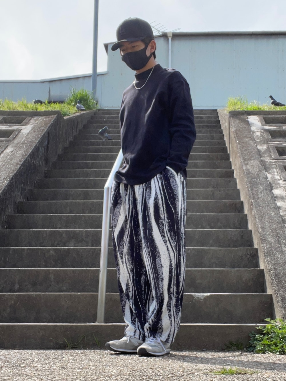 「シンプルコーデ、休日スタイル、ゆるコーデ、ブラックコーデ、CASPER JOHN、UNIQLO、New Balance、NEW ERA」｜「CASPER JOHNのGraphic Pleats Tapered Wide Slacks/グラフィックプリーツテーパードワイドスラックス（その他パンツ、ホワイト系）」を使った、ryuuuさん（メンズ・174cm）の春コーディネートの1枚目の写真