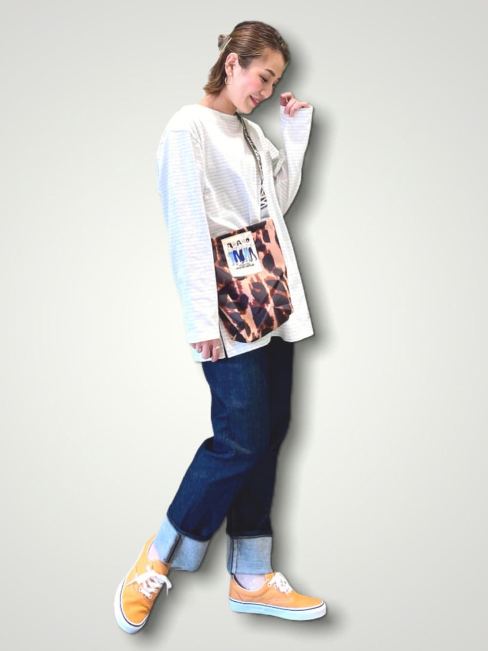 ホワイト系のTシャツ/カットソー、その他のショルダーバッグ、ブルー系のデニムパンツを着用したレディースの夏コーディネートの1枚目の写真