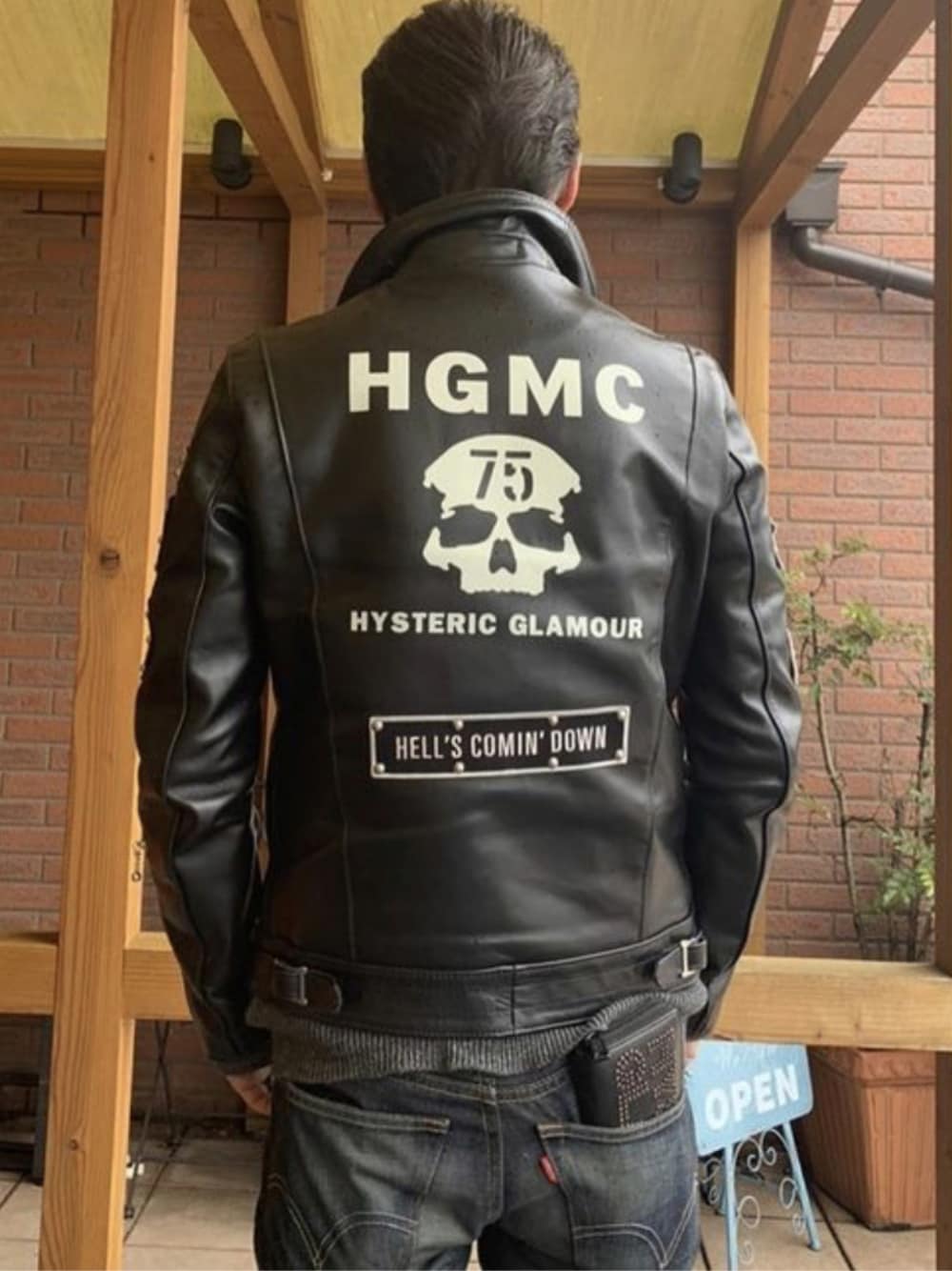 「ジャケット、レザー、ヒステリックグラマー、ルイスレザー、lewis leathsers、lewis leathers、ライダースコーデ、50代ファッション、50代コーデ、ルイスレザーサイクロン、ルイスレザーコラボ、hysteric glamour、ヒステリックグラマーコラボ、武骨スタイル」｜「Lewis Leathersのアイテム（ライダースジャケット、ブラック系）」を使った、futorockさん（メンズ・177cm）の秋コーディネートの1枚目の写真