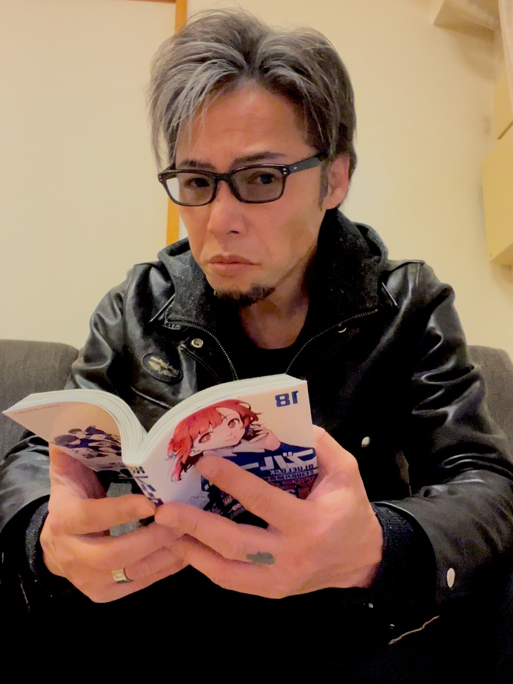 「レザー、休日コーデ、休日スタイル、50代コーデ」｜「NANO universeのアイテム（パーカー、グレー系）」を使った、futorockさん（メンズ・177cm）の冬コーディネートの1枚目の写真