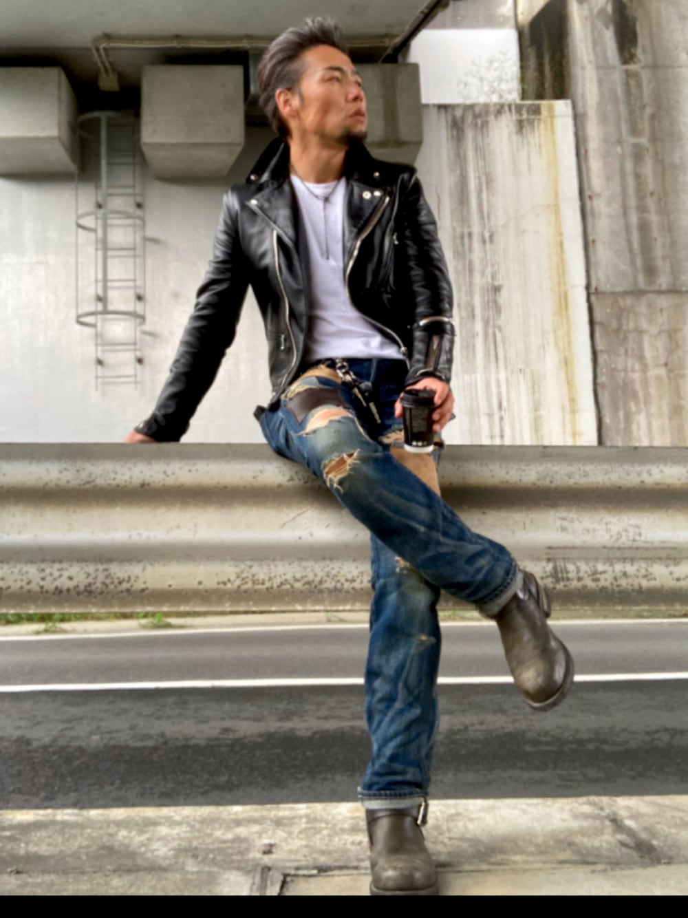 「秋のコーデ、黒、休日スタイル、秋服、ルイスレザー、オトナカジュアル、#lewisleathers、50代コーデ、ルイスレザーサイクロン、ライダース、ライダースジャケット、ライダースコーデ、ライダース好きと繋がりたい」｜「Lewis Leathersのアイテム（ライダースジャケット、ブラック系）」を使った、futorockさん（メンズ・177cm）の秋コーディネートの1枚目の写真