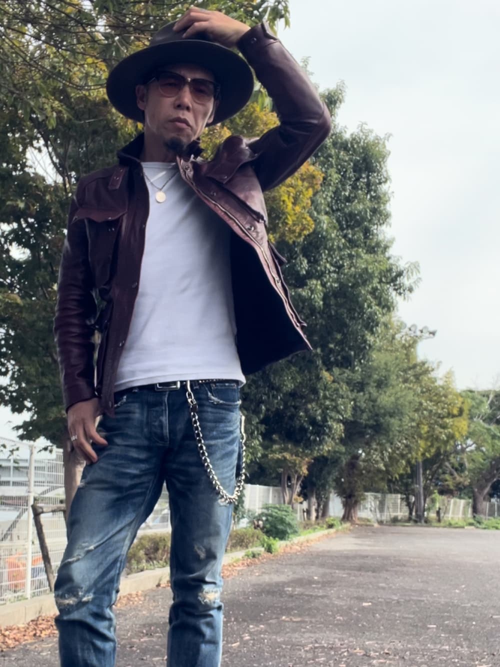 「休日スタイル、レザージャケット、ダメージデニムパンツ、ライダース、ライダースジャケット、ライダースコーデ、FINECREEK&CO、レザー、ヒゲおじコーデ、ハット、ハットコーデ、50代コーデ」｜「STETSONのアイテム（ハット、ブラウン系）」を使った、futorockさん（メンズ・177cm）の秋コーディネートの1枚目の写真
