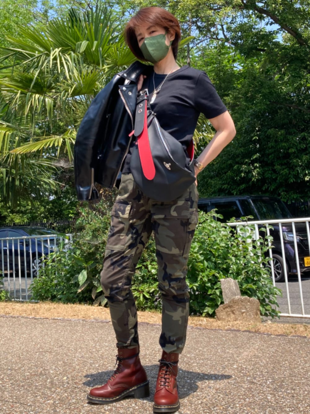 「lewis leathsers、AZUL by moussy、vivian westwood、AVIREX、Dr.Martens、休日コーデ、男前コーデ、ライダースコーデ、ライダース女子、ボディバッグ、リンクコーデ、仲良し夫婦」｜「Lewis LeathersのLIGHTNING（ライダースジャケット、ブラック系）」を使った、futorockさん（メンズ・177cm）の春コーディネートの1枚目の写真