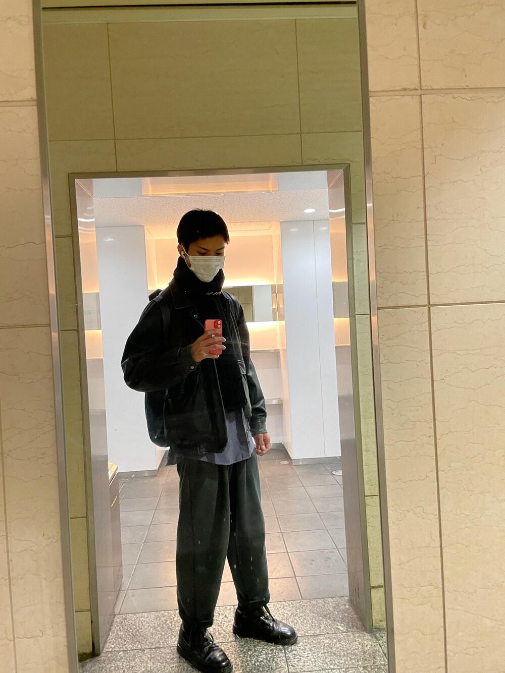 グリーン系のライダースジャケット、ブルー系のシャツ/ブラウス、グリーン系のスウェットパンツを着用したメンズの冬コーディネートの1枚目の写真