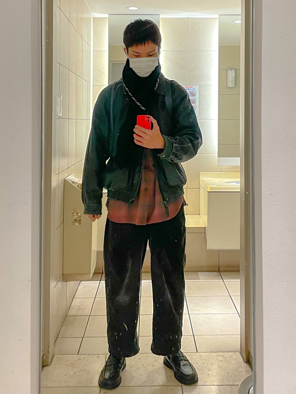 グリーン系のライダースジャケット、パープル系のシャツ/ブラウス、ブラック系のその他パンツを着用したメンズの冬コーディネートの1枚目の写真