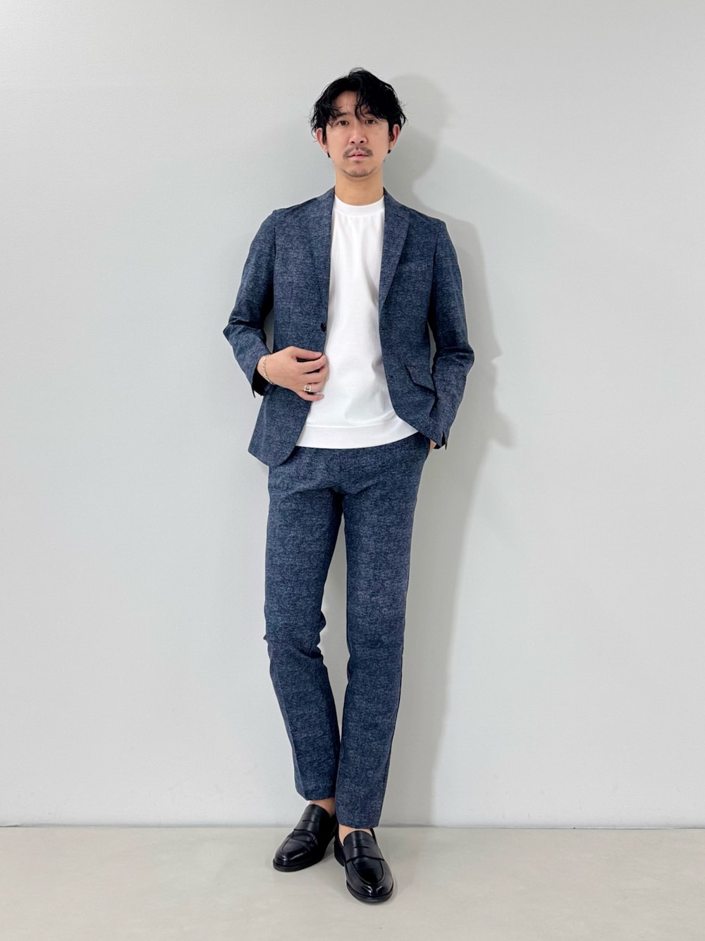 「セットアップ、セットアップスタイル、ジャケット、ジャケットスタイル、ビジネススタイル、ビジネス、ビジカジ、爽やかコーデ、春コーデ、機能素材、ブルーコーデ、ネイビーコーデ、30代コーデ、シンプルコーデ、キレイめコーデ」｜「NOLLEY’Sの《セットアップ/ビジカジ対応》COOLDOTS JK（テーラードジャケット、ブルー系）」を使った、NISHINOさん（骨格ウェーブ・メンズ・178cm）の春コーディネートの1枚目の写真