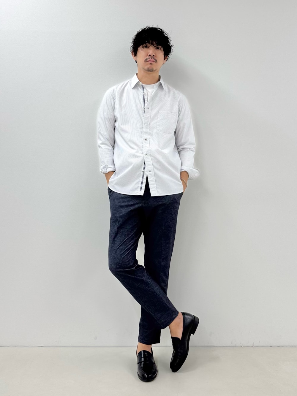 ホワイト系のTシャツ/カットソー、ホワイト系のシャツ/ブラウス、ブルー系のその他パンツを着用したメンズの秋コーディネートの1枚目の写真