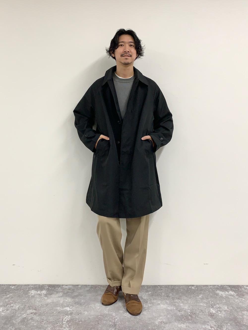 「ステンカラーコート、春アウター、春コート、撥水加工、ロングコート、ブラックコーデ、ビジネススタイル、カジュアルコーデ、オーバーサイズ、ビッグシルエット、爽やかコーデ、きちんとスタイル、お花見コーデ、デートコーデ、30代コーデ」｜「TAIONの【TAION/タイオン】《限定展開 / ビジカジ対応》別注NON DOWN BAL COLLAR COAT  ステンカラー バルカラーコート（ステンカラーコート、ブラック系）」を使った、NISHINOさん（メンズ・178cm）の春コーディネートの1枚目の写真