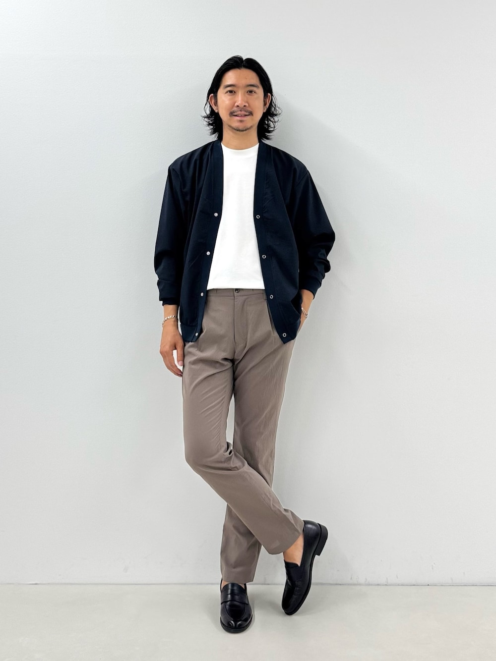 ブルー系のカーディガン/ボレロ、ホワイト系のTシャツ/カットソー、ベージュ系のその他パンツを着用したメンズの夏コーディネートの1枚目の写真
