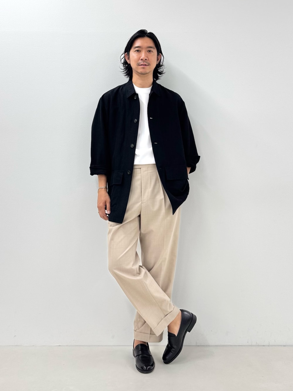 ブラック系のシャツ/ブラウス、ホワイト系のTシャツ/カットソー、ベージュ系のスラックスを着用したメンズの夏コーディネートの1枚目の写真