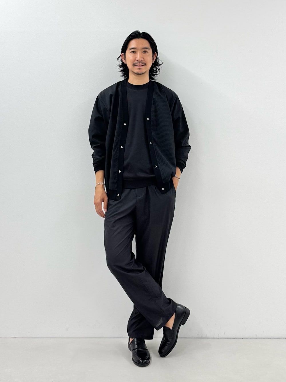 ブラック系のカーディガン/ボレロ、グレー系のTシャツ/カットソー、グレー系のその他パンツを着用したメンズの夏コーディネートの1枚目の写真