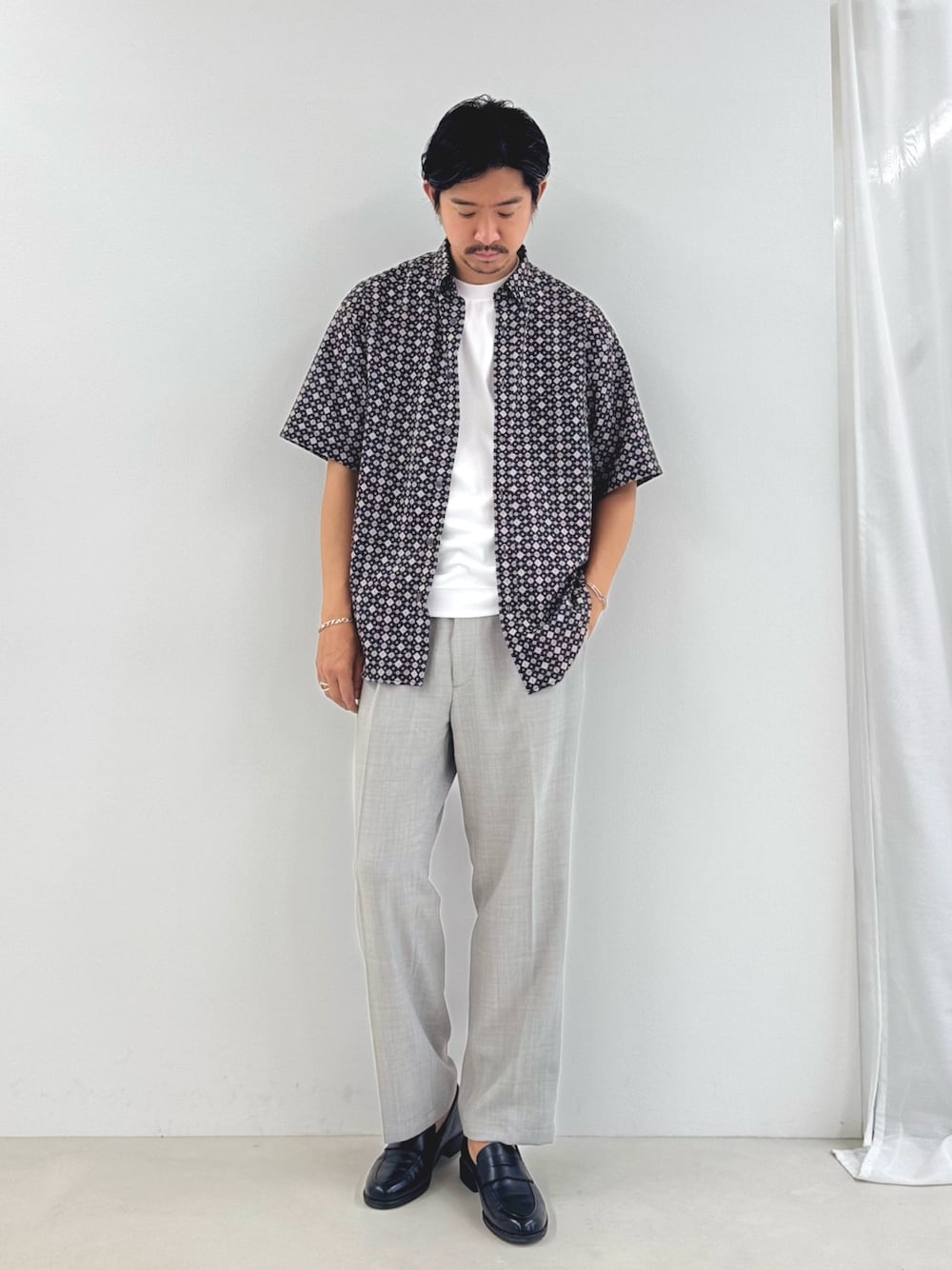 「モノトーンコーデ、モノトーン、夏コーデ、おでかけコーデ、おでかけ、30代コーデ、30代ファッション、30代メンズファッション、オーバーサイズシャツ、ビッグシルエット、リラックススタイル、リラックス、シャツスタイル、シンプルスタイル、休日スタイル」｜「NOLLEY’Sの【DotAir】吸水速乾 総柄BDシャツ 25SS（シャツ/ブラウス、ブラック系）」を使った、NISHINOさん（骨格ウェーブ・メンズ・178cm）の秋コーディネートの1枚目の写真