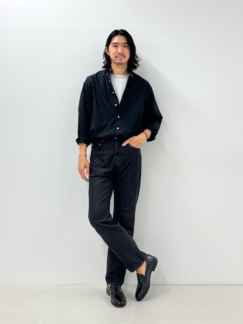 ブラック系のシャツ/ブラウス、ホワイト系のTシャツ/カットソー、ブラック系のデニムパンツを着用したメンズの夏コーディネートの1枚目の写真