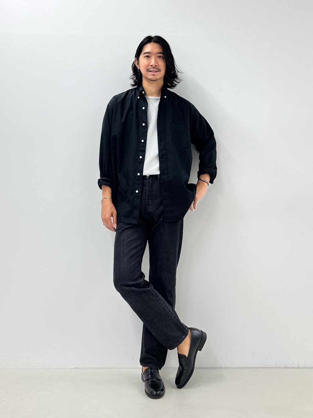 ブラック系のシャツ/ブラウス、ホワイト系のTシャツ/カットソー、ブラック系のデニムパンツを着用したメンズの夏コーディネートの1枚目の写真