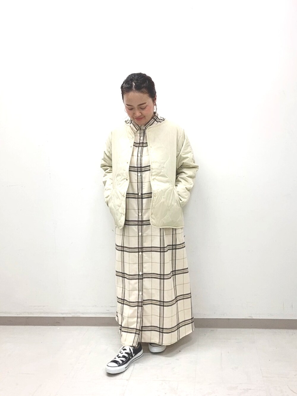 「lugnoncure、ルノンキュール、パッカブル、ブルゾン、チェックワンピース、シャツワンピース、ワンピース、秋のコーデ、秋冬コーデ、カジュアル、ワンピーススタイル、低身長、converse」｜「Lugnoncureのパッカブルブルゾン（ブルゾン、ベージュ系）」を使った、fuchigamikさん（レディース・147cm）の秋コーディネートの1枚目の写真