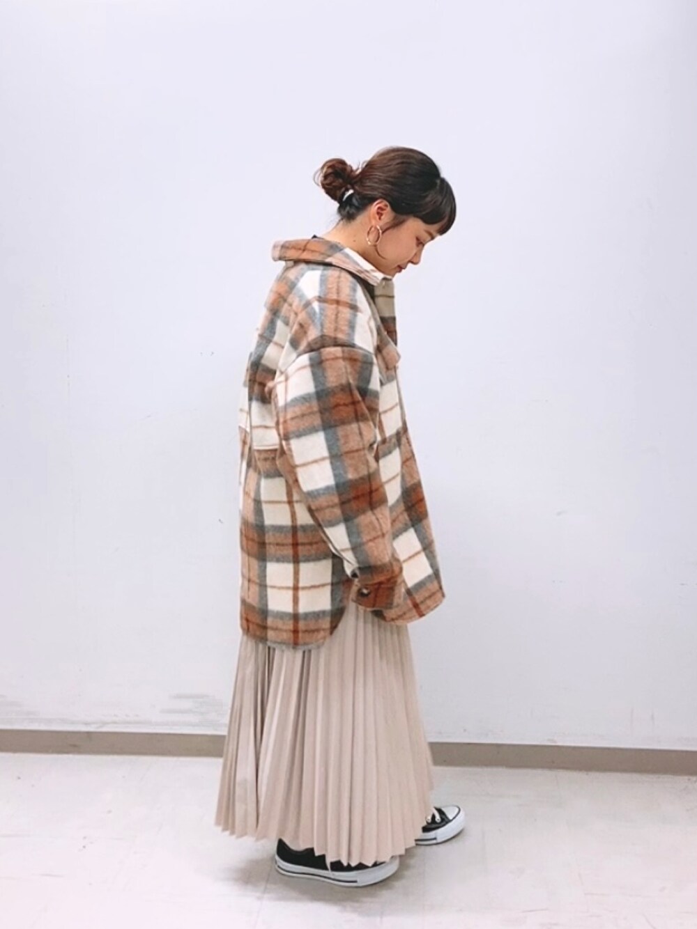 「チェック、ニット、ジャケット、コンバース、converse、オーバーサイズ、CPOジャケット、プリーツスカート、クルーネック、着回しコーデ、オトナカジュアル、秋コーデ、ルノンキュール、lugnoncure、秋冬コーデ」｜「LugnoncureのチェックCPOジャケット（その他アウター、ブラウン系）」を使った、fuchigamikさん（レディース・147cm）の秋コーディネートの1枚目の写真