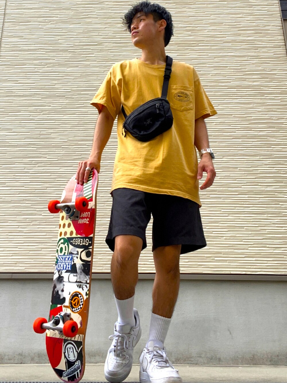 ブラック系のボディバッグ/ウエストポーチ、イエロー系のTシャツ/カットソー、ブラック系のその他パンツを着用したメンズの夏コーディネートの1枚目の写真