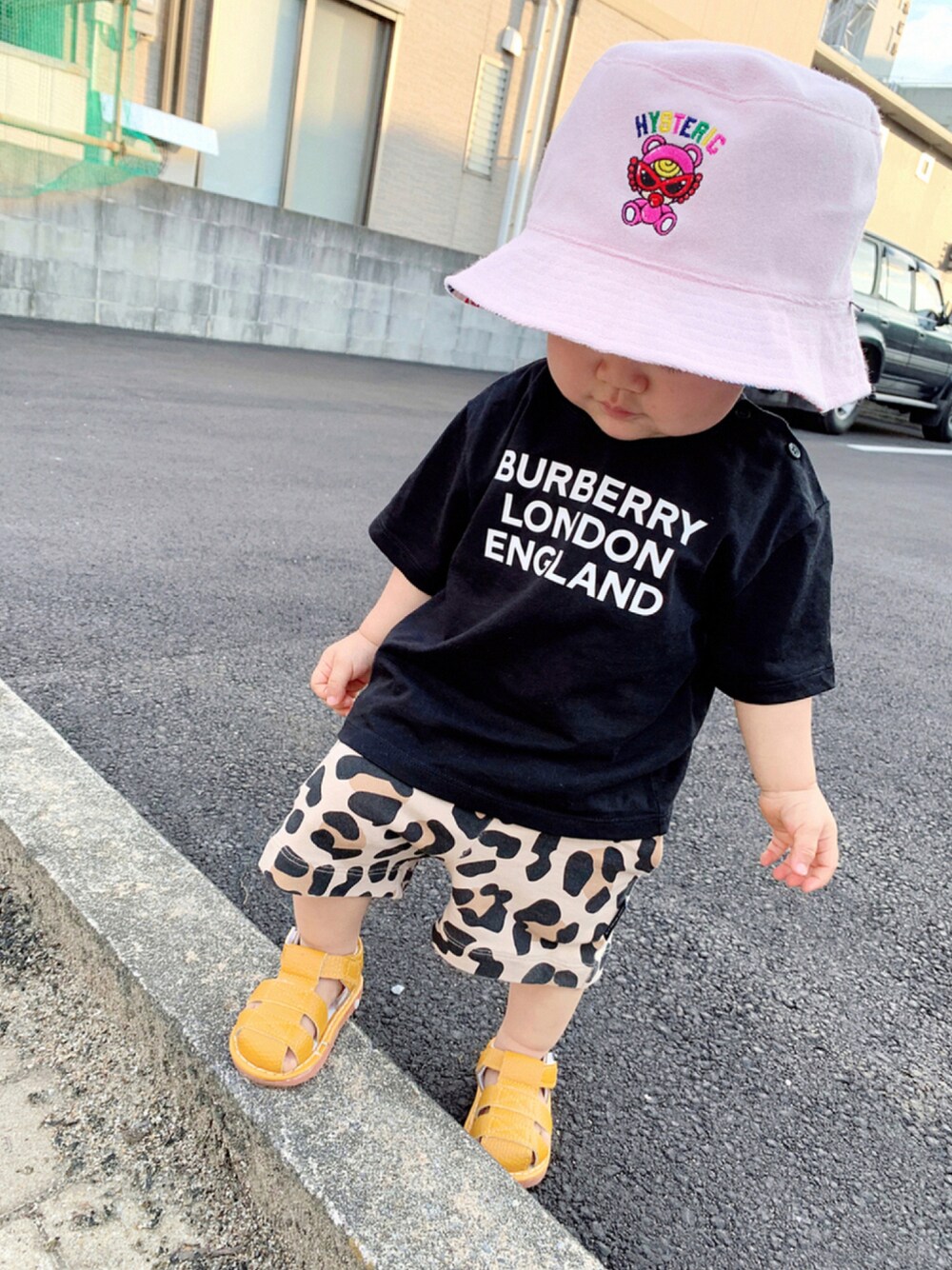 「レオパード、burberry、ヒステリックミニ、1歳、おとこのこ」｜「HYSTERIC MINIのHELLO TEDDY MINI総柄リバーシブルハット（ハット、ピンク系）」を使った、ᴊɪɢᴇɴさん（キッズ・80cm）の夏コーディネートの1枚目の写真